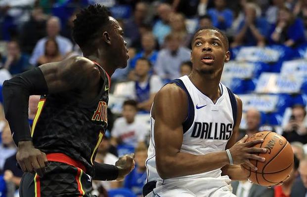 西甲战报：拉菲尼亚点射、亚马尔破门，巴萨2-0十人黄潜（西甲：巴萨2-0维拉利亚尔，拉菲尼亚点射、亚马尔建功，对手十人作战）