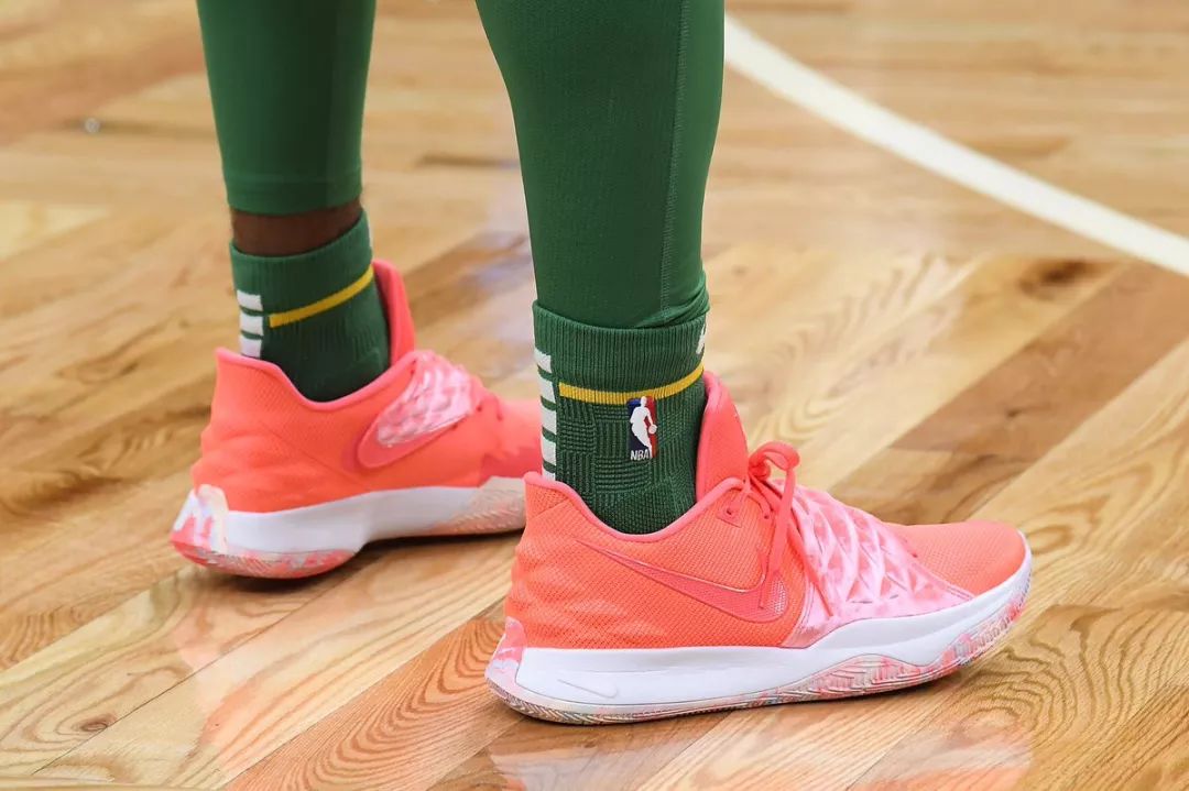 梅西抵达加尔各答开启印度行，当地民众机场迎接陷入疯狂（梅西飞抵加尔各答开启印度之旅，机场粉丝热情沸腾）