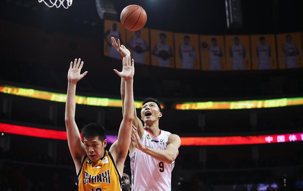 秀西班牙语，弗里克和记者开玩笑：搞什么，你们这些混蛋？（弗里克秀西班牙语与记者打趣：你们这是搞什么，伙计们？）