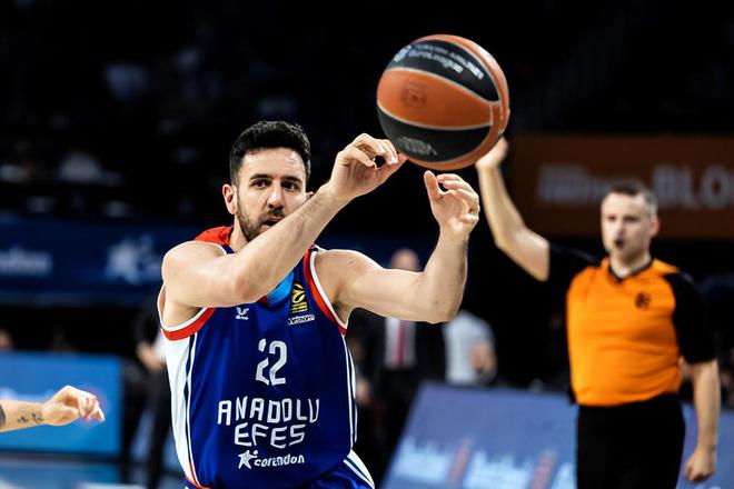 官方：巴塞罗那竞技后卫法雷右膝韧带损伤，将缺阵三到四个月（官宣：巴塞罗那竞技后卫法雷右膝韧带受损，预计伤缺3至4个月）